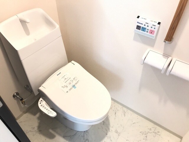 物件内観写真6　(シャワー付トイレ)