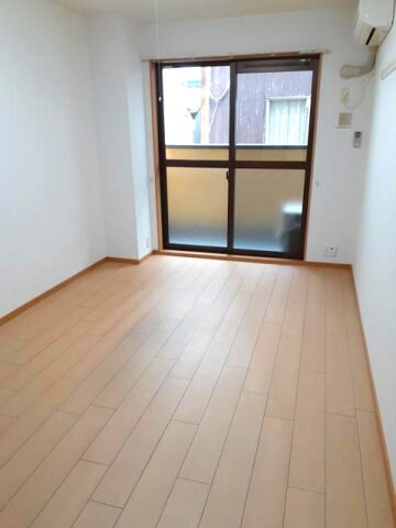 物件内観写真3　(居室・リビング)