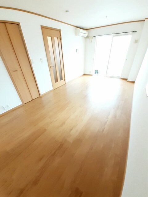 物件内観写真3　(居室・リビング)