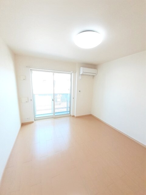 物件内観写真3　(居室・リビング)