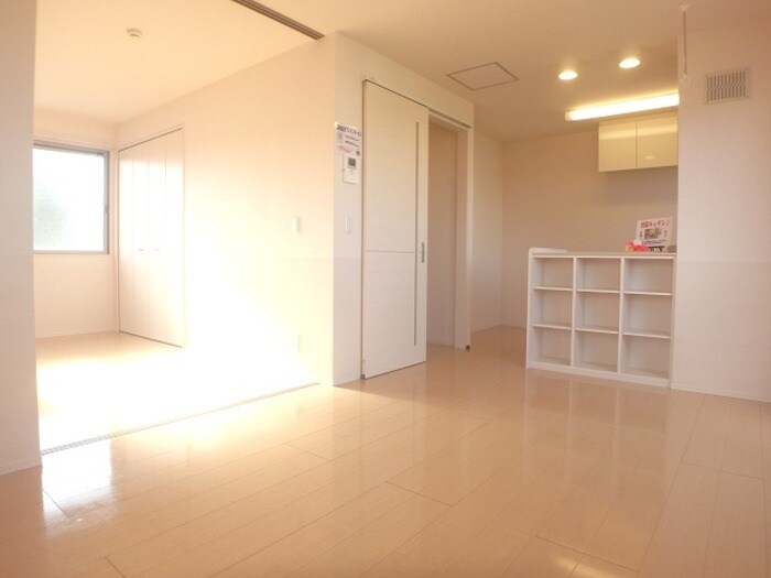 物件内観写真3　(リビングダイニングキッチン)