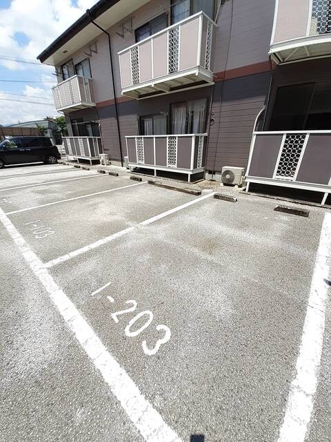 物件外観写真2　(駐車場)