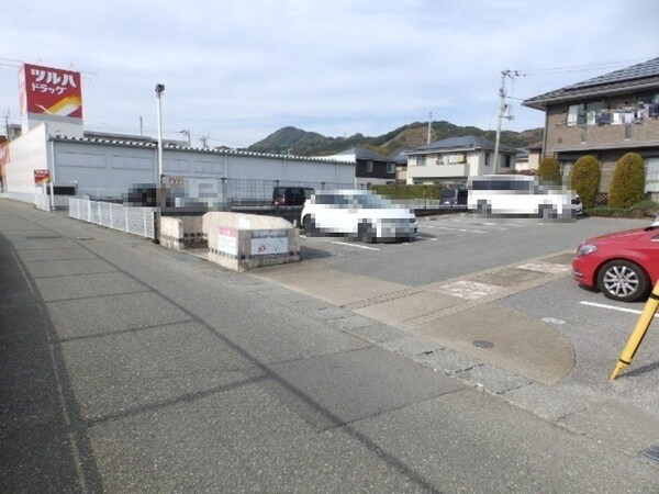周辺環境(前面道路＆敷地入口)