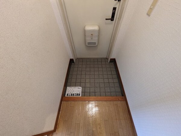 玄関(2025年5月撮影※現況を優先致します。)