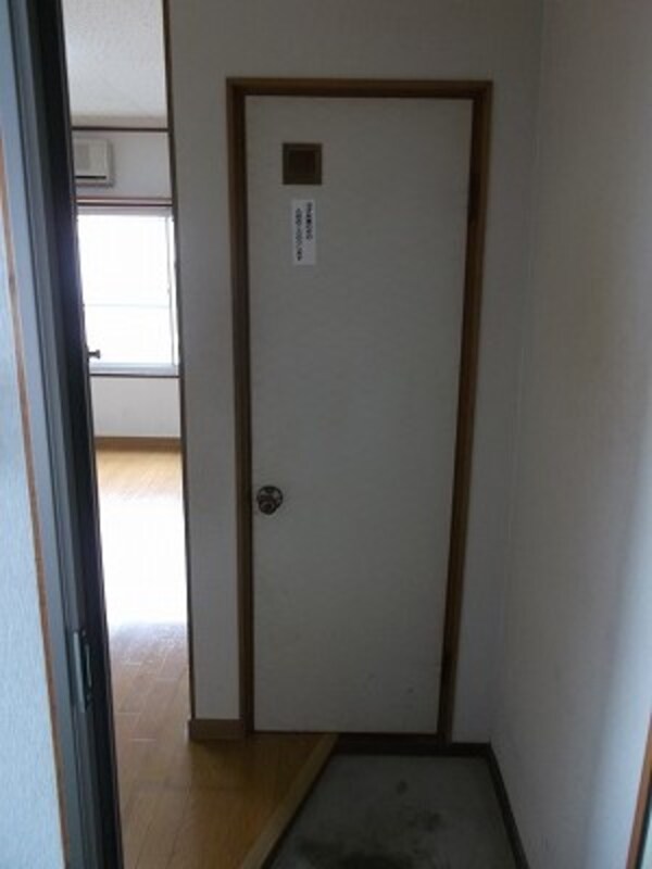 玄関(2階別室の参考写真です。現況を優先します。（207）)