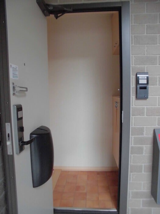 物件内観写真12　(玄関)