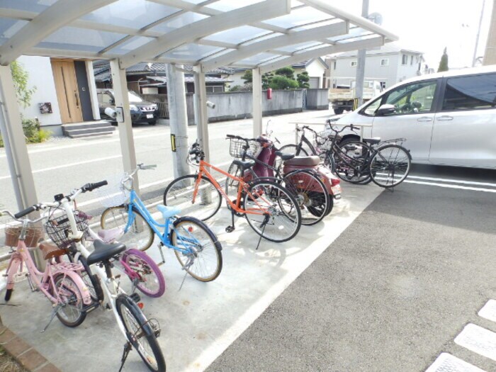 物件内観写真4　(駐輪場)