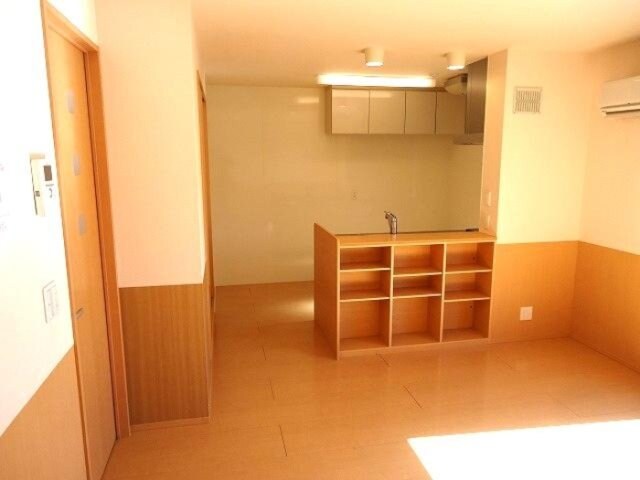 物件内観写真2　(リビングダイニングキッチン)