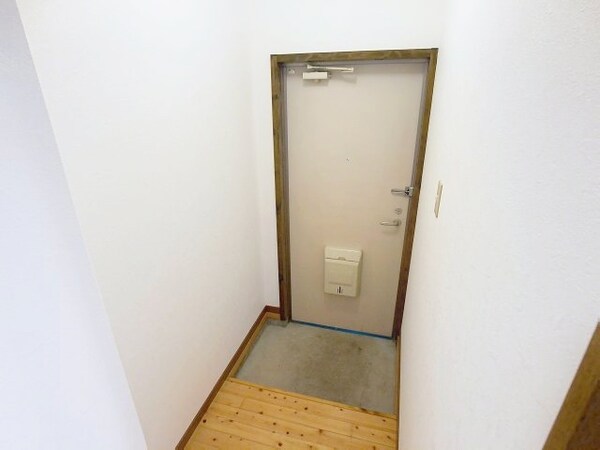 玄関(2025年11月撮影)