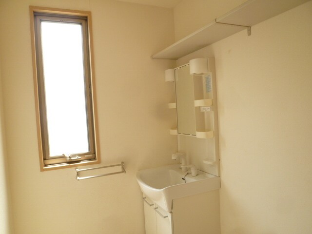 物件内観写真6　(別棟1階の参考写真です。現況を優先します。（IIB103）)