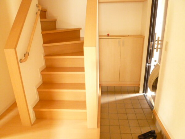 玄関(別棟1階の参考写真です。現況を優先します。（IIB103）)