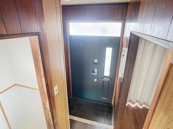 玄関(2025年6月撮影※現況を優先致します。)
