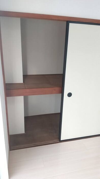 物件内観写真8　(洋室10帖収納)