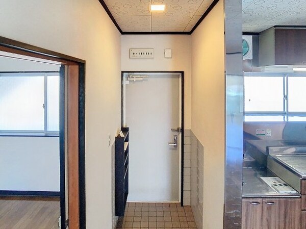 玄関(2024年9月撮影※現況を優先します。)