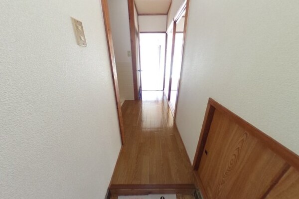 玄関(2022年6月撮影※現況を優先致します。)