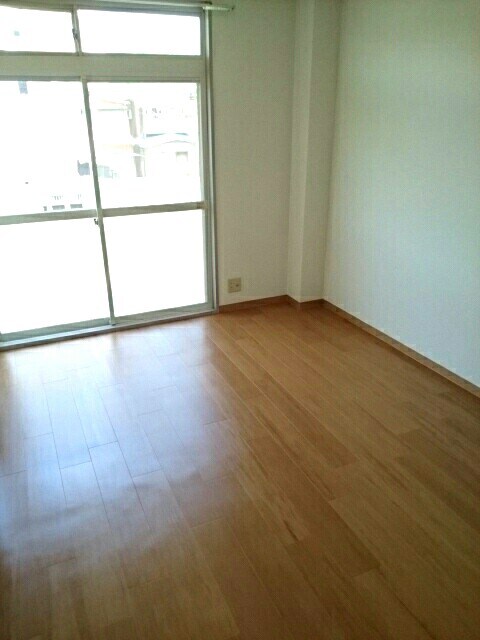 物件内観写真2　(居室・リビング)