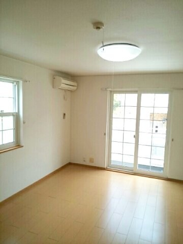 物件内観写真3　(居室・リビング)