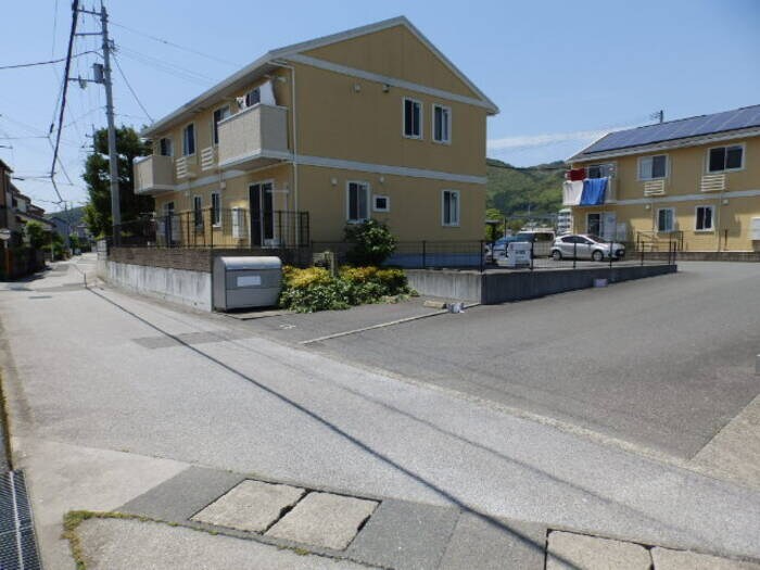 物件外観写真4　(前面道路＆進入路)