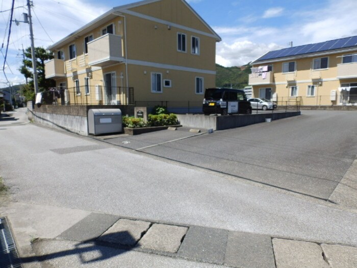 物件外観写真5　(前面道路＆敷地入口)