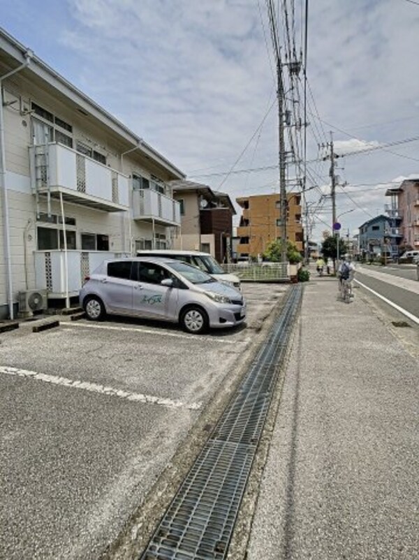 駐車場(現況を優先します。（撮影時期：2022年7月）)