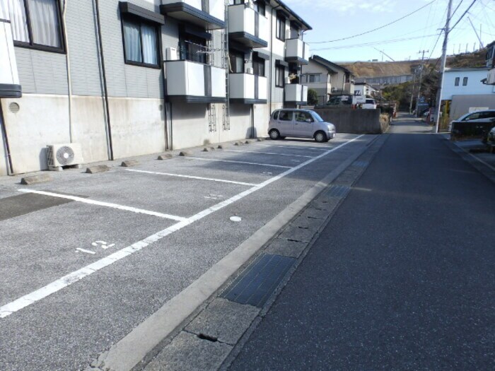 物件外観写真3　(駐車場)