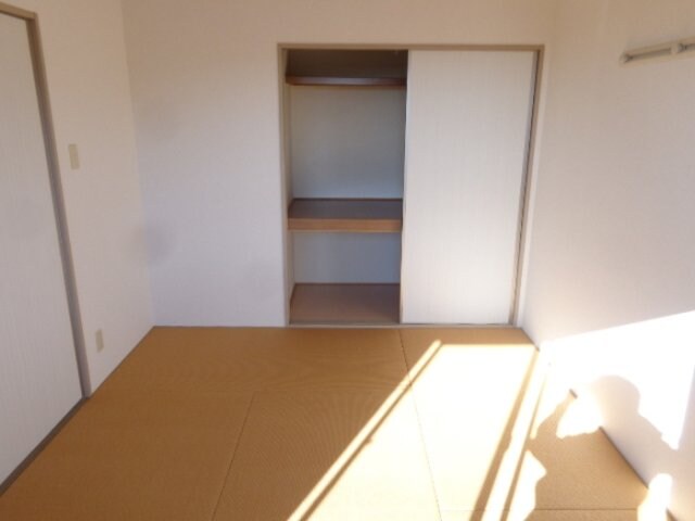 物件内観写真11　(和室6帖収納)