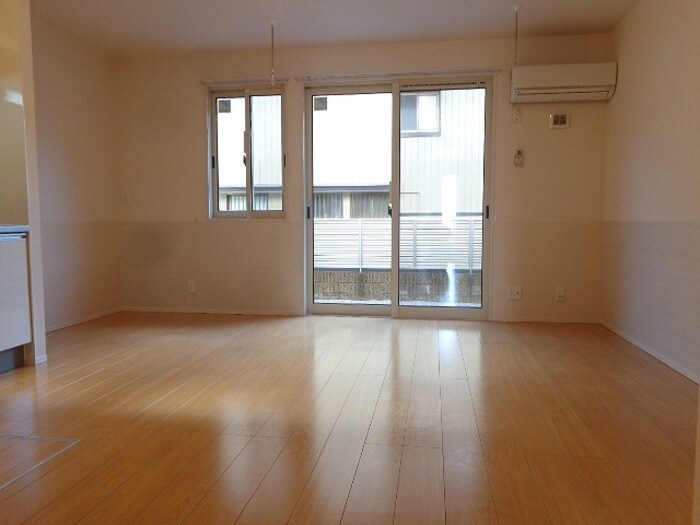 物件内観写真3　(リビングダイニングキッチン)