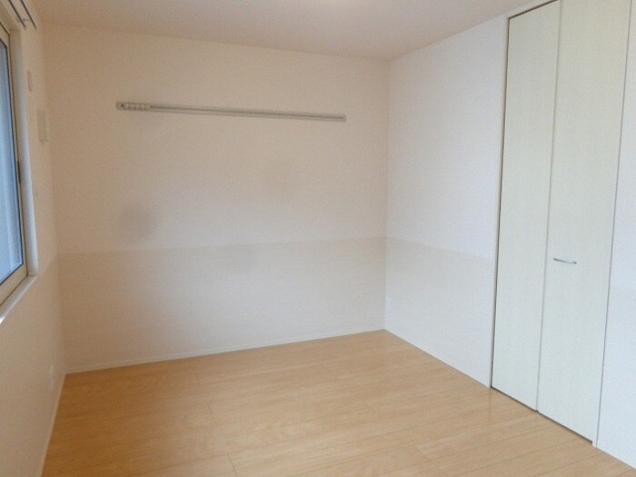 物件内観写真8　(2階洋室6.1帖)