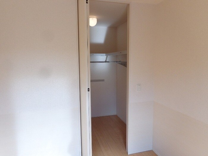 物件内観写真10　(2階洋室ウォークインクローゼット)