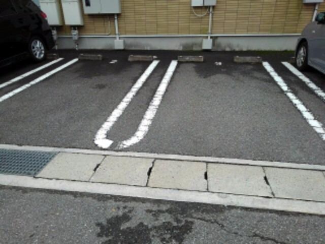 物件外観写真2　(駐車場)