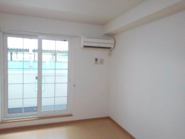 物件内観写真3　(居室・リビング)