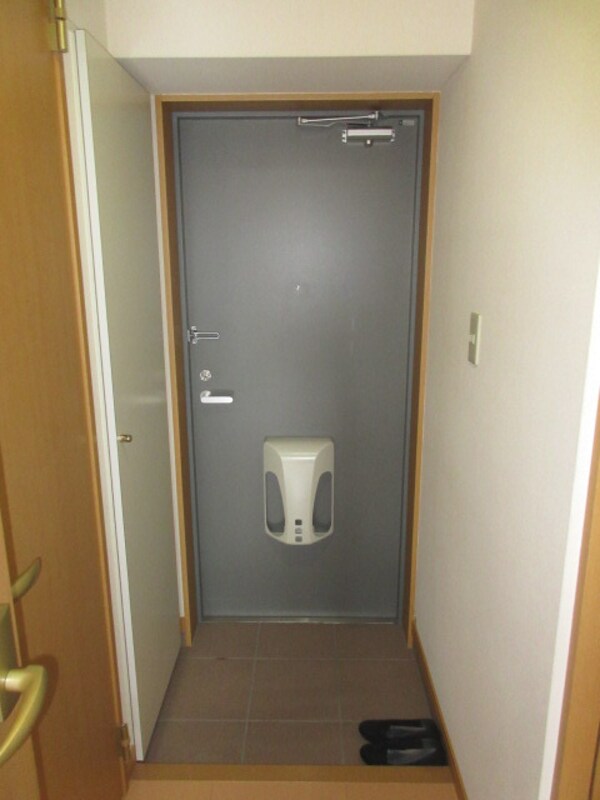 玄関(2階別室の参考写真です。現況を優先します。（202）)