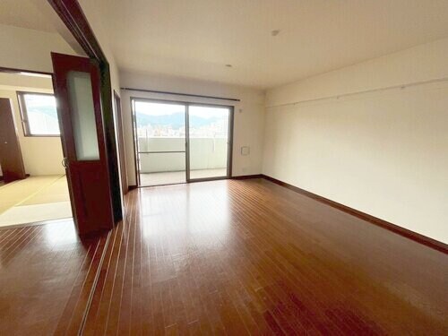 物件内観写真4　(居室・リビング：リビング（退去時2025/8）     （2)