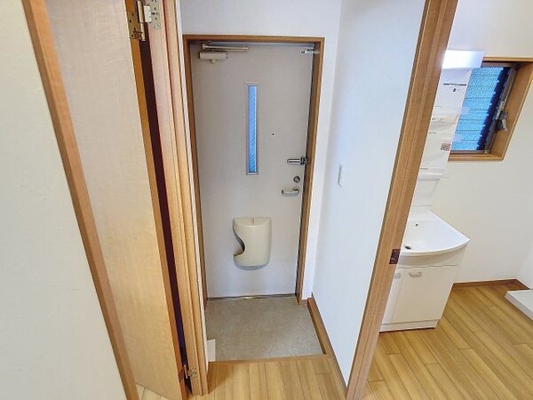 玄関(2025年10月撮影)