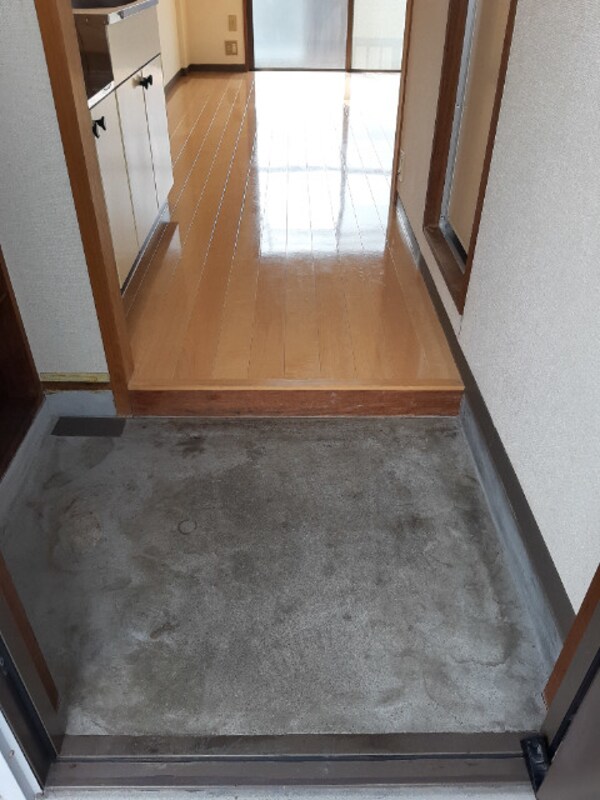 玄関(現況を優先します。（撮影時期：2021年1月）)