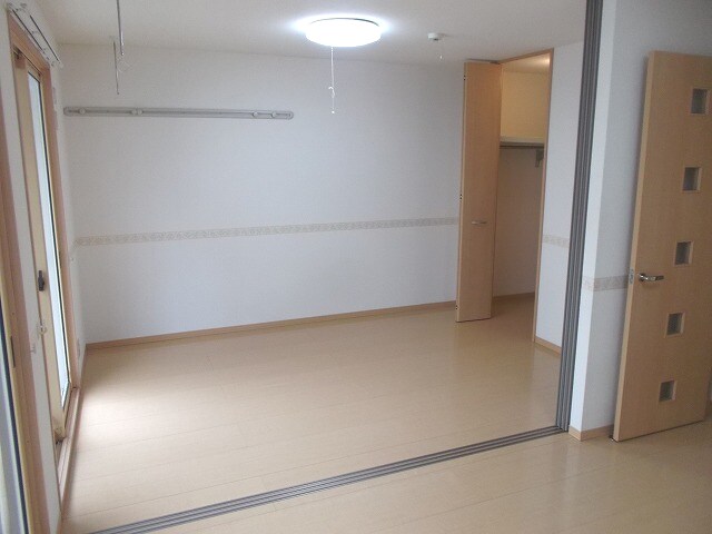 物件内観写真2　(現況を優先します。)