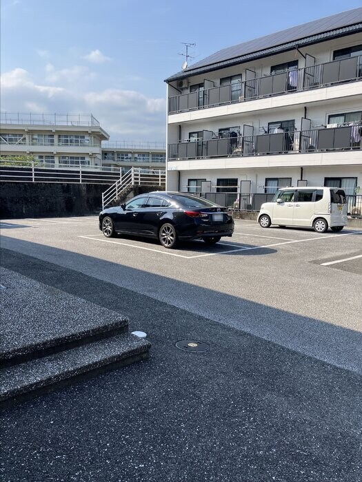 物件外観写真2　(駐車場)