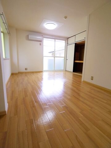 物件内観写真3　(居室・リビング)