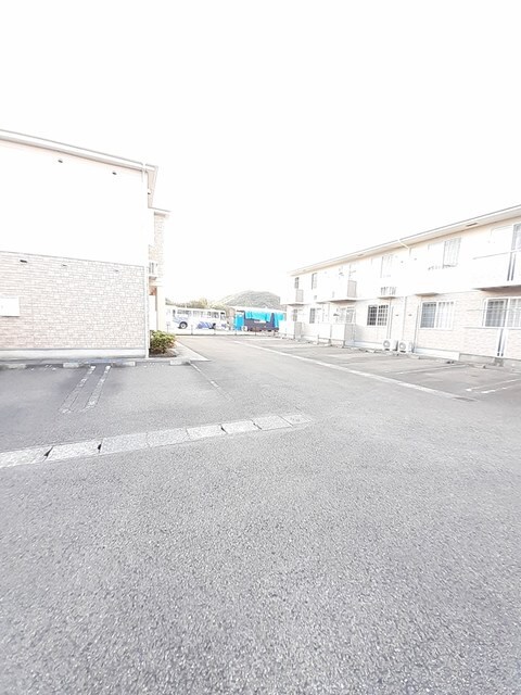 物件外観写真2　(駐車場)