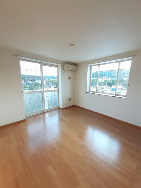 物件内観写真3　(居室・リビング)