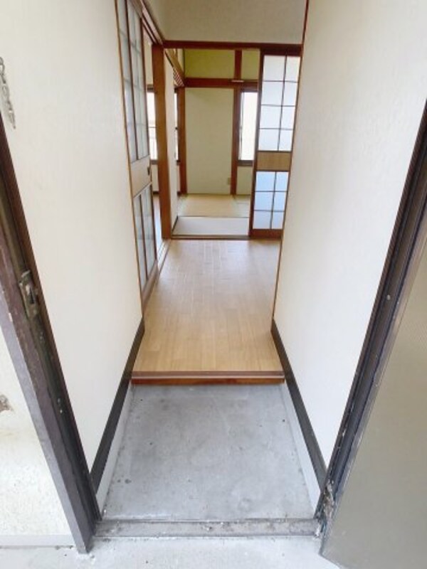 玄関(2025年4月撮影※現況を優先致します。)