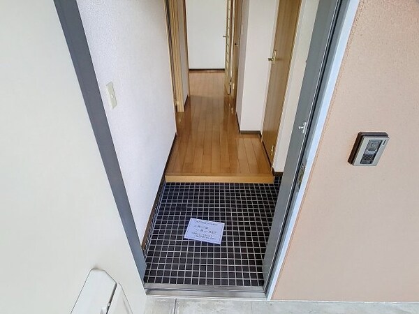 玄関(2025年4月撮影※現況を優先致します。)
