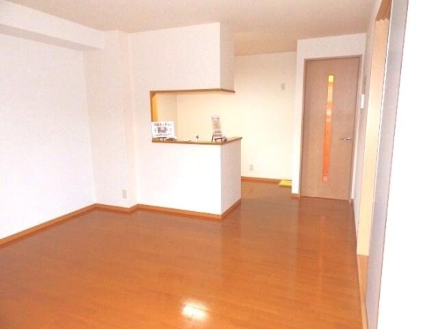 物件内観写真4　(リビングダイニングキッチン)