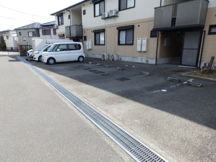 物件外観写真3　(駐車場)