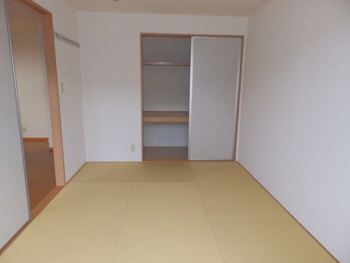 物件内観写真10　(和室6帖)