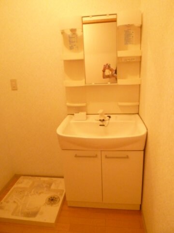 物件内観写真6　(現況が相違する場合は現況を優先致します。2011年6月撮影。)