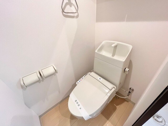 物件内観写真5　(シャワー付トイレ)