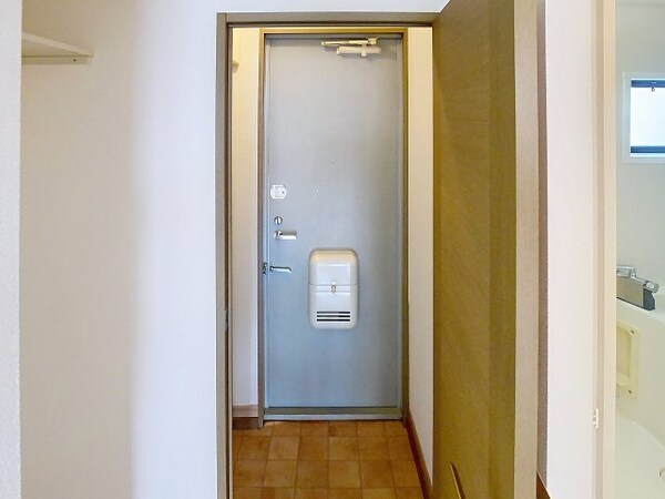 玄関(現況を優先します。（撮影時期：2025年8月）)