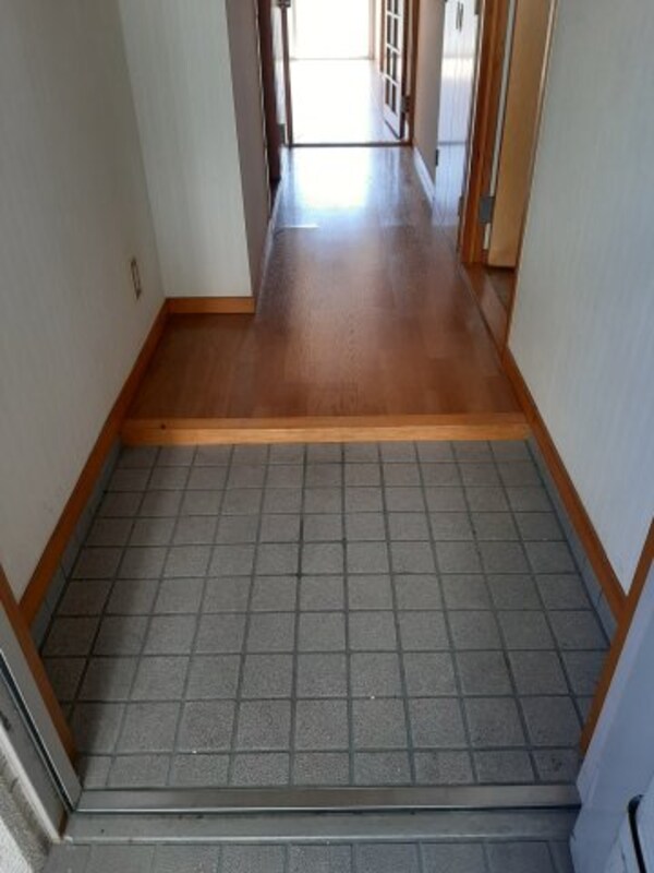 玄関(2021年10月撮影)