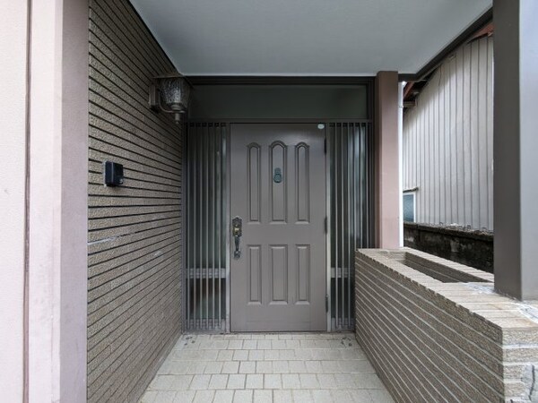 玄関(2025年9月撮影※現況を優先致します。)